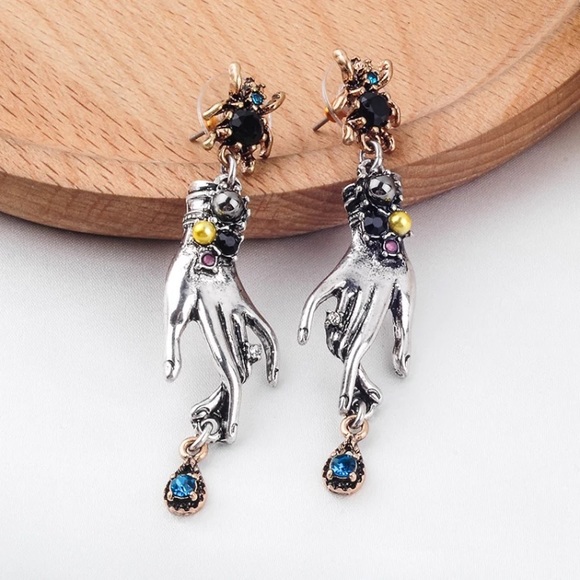 Jewelry - NWOT 🕷 stunning earrings